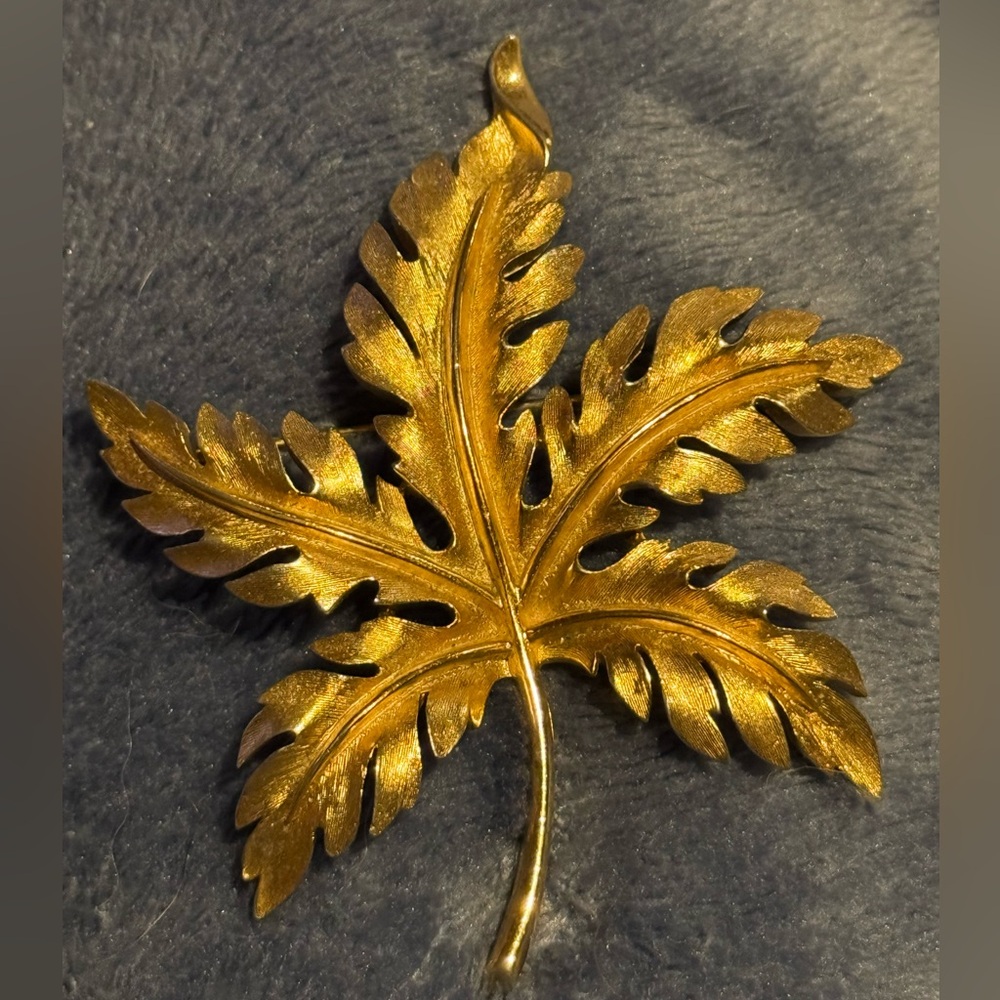 Vintage Estate Crown Trifari Signed 5-Leaf Gold Tone Textured Brooch Pin 2.5 in